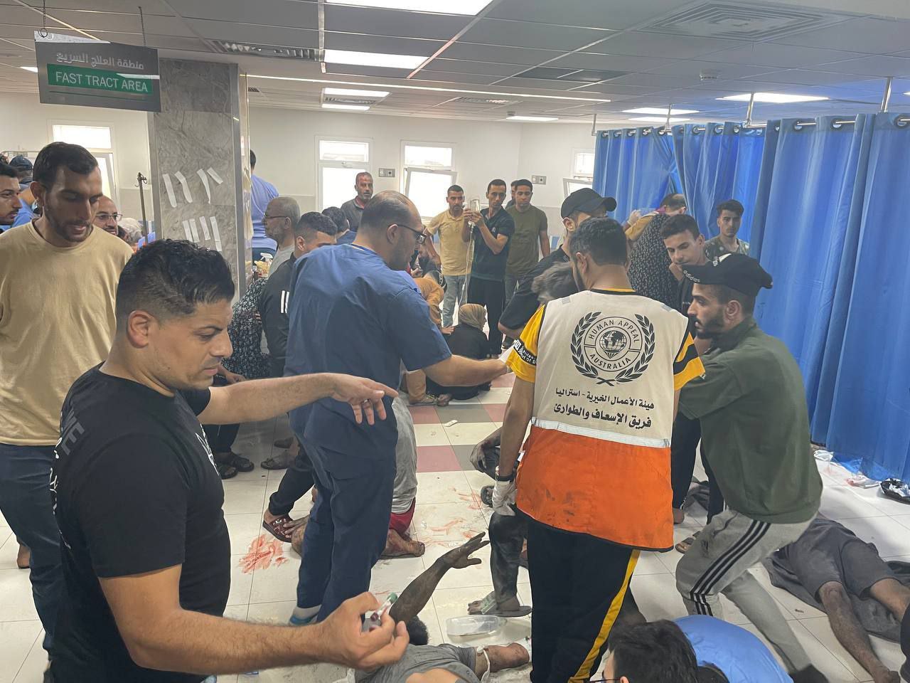 نقل إصابات إلى مستشفى الشفاء بعد سلسلة غارات شنها جيش الاحتلال على مناطق مختلفة في غزة